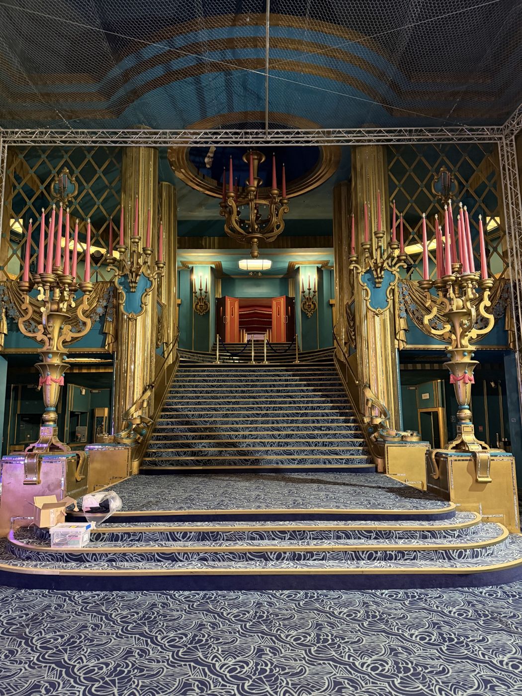L’escalier des Folies Bergère pendant la soirée Deezer.