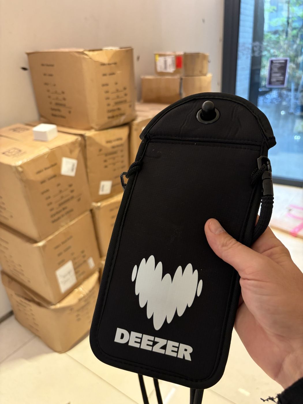 Une pochette NOphone verrouillée tenue par une invitée de la soirée Deezer.