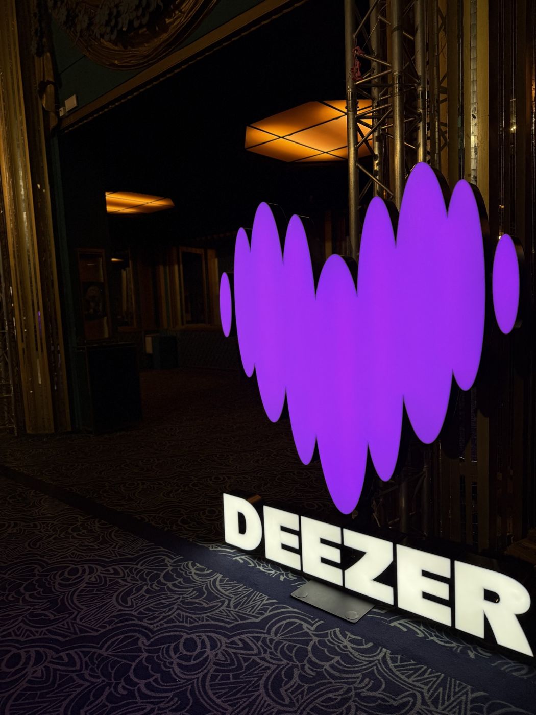 Logo Deezer en néon lors de la soirée aux Folies Bergère.