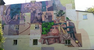 Mural on the wall at 5 Franka Str.