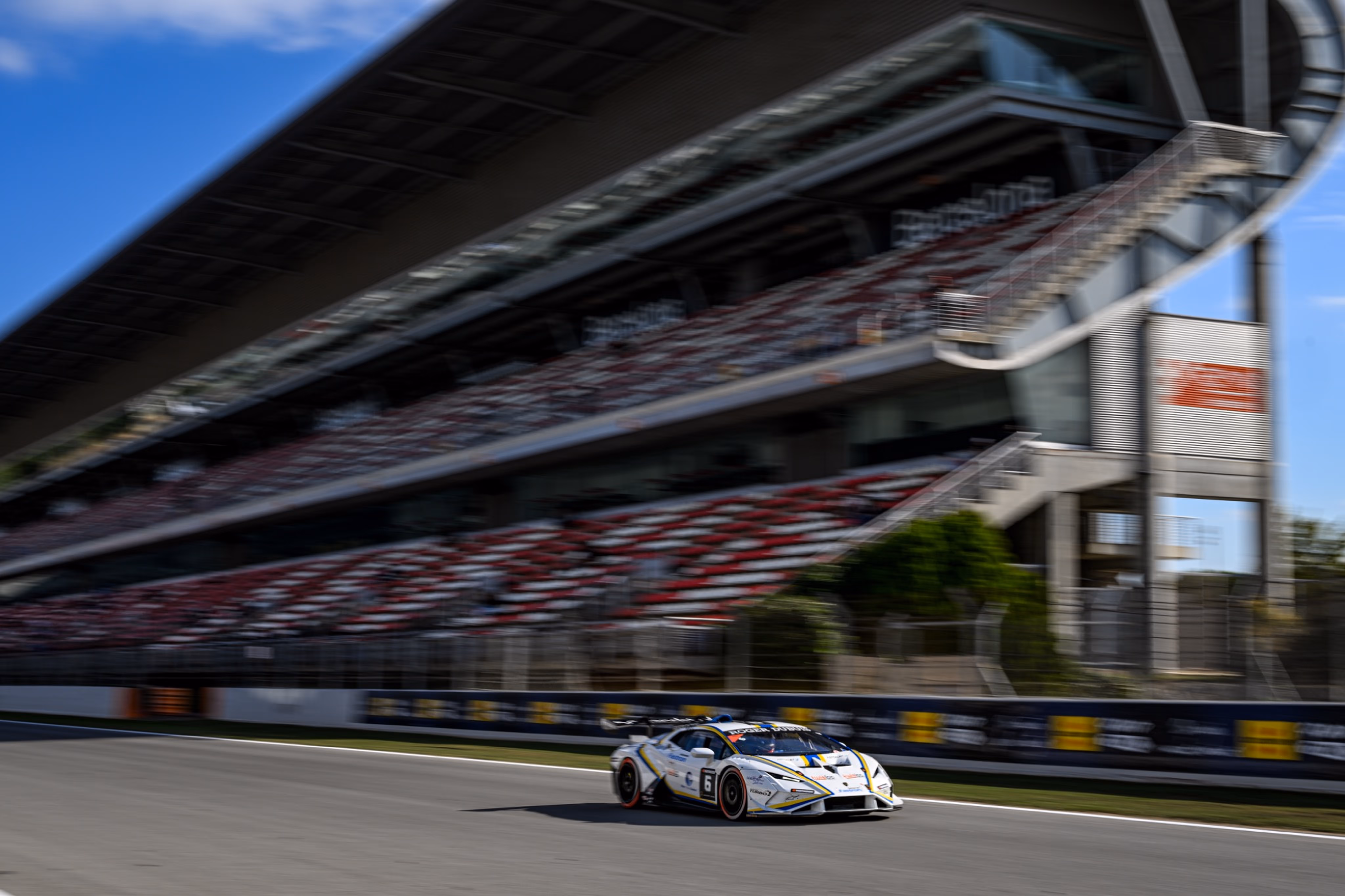 Voiture Lamborghini en course sur circuit – partenariat Twisloc