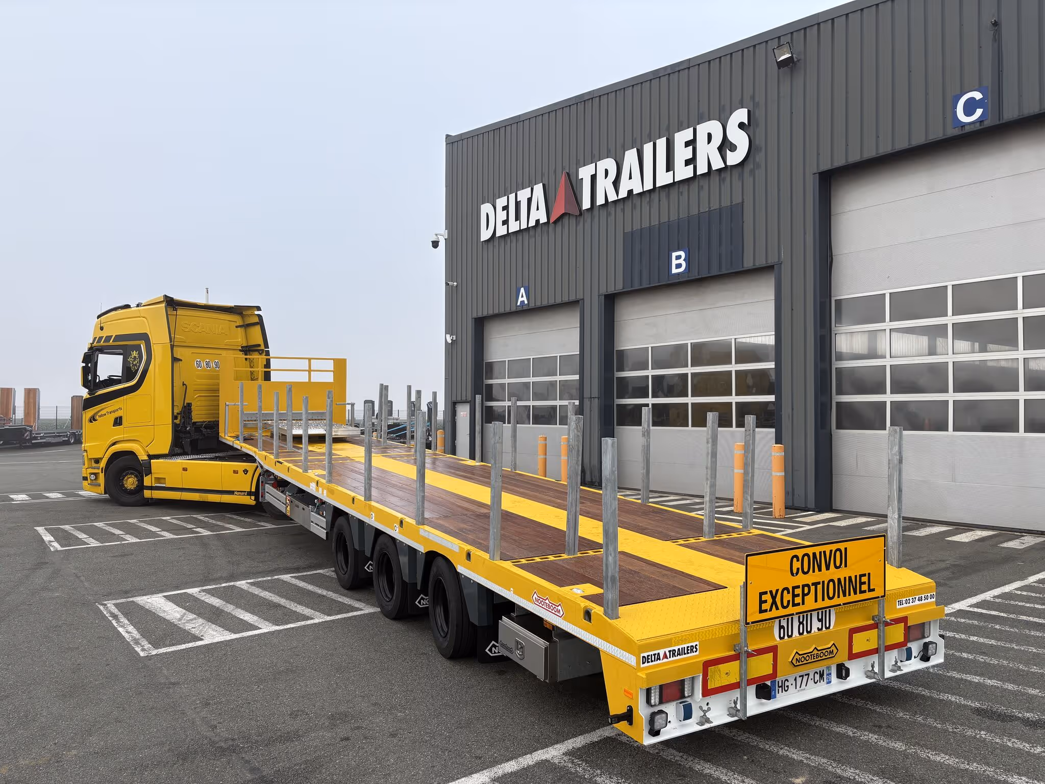 Semi-remorque plateau financée pour transport professionnel