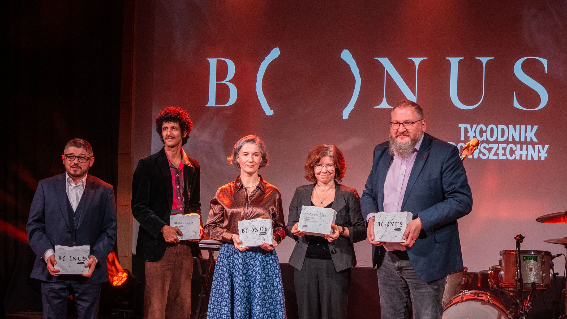 Laureatki i laureaci Nagrody BONUS 2025 ze statuetkami na scenie