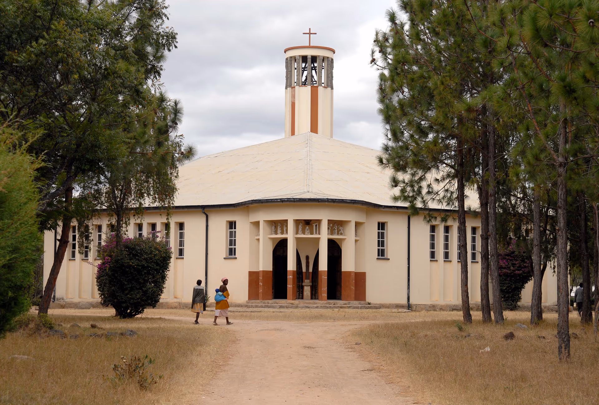 Kirche der Missionsstation Driefontein in Zimbabwe, gestaltet mit lokalen Elementen und Teil des Besuchsprogramms der Schweizer Mission.