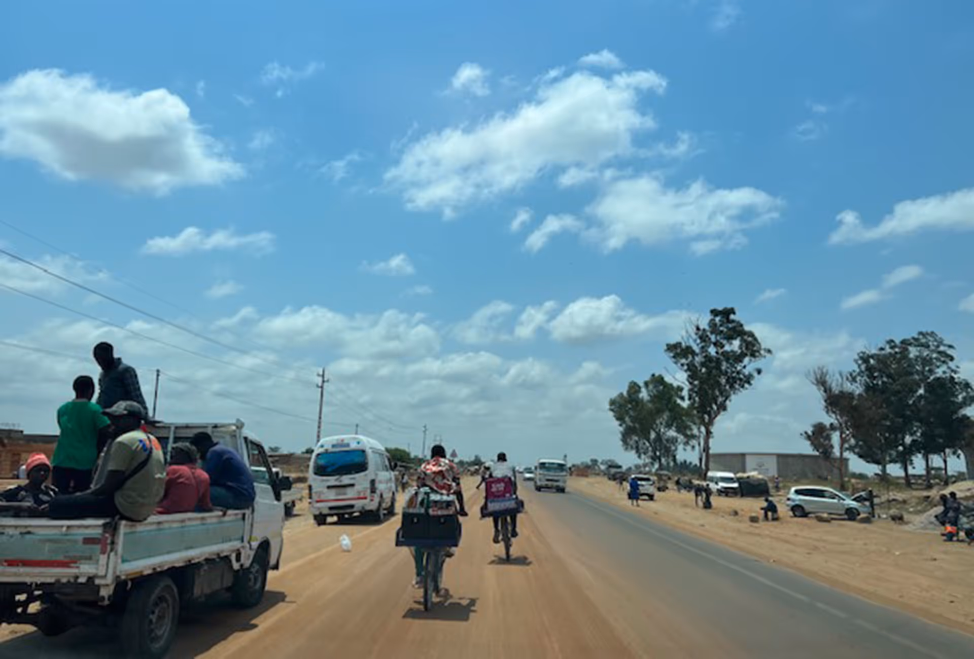 Alltagsszene auf der Strasse in der Region Bulawayo in Zimbabwe während der Weiterreise in die Stadt.