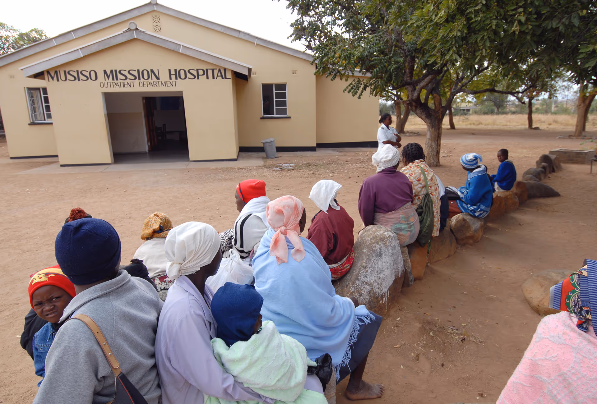 Wartende Patientinnen und Patienten vor dem Musiso Mission Hospital in Zimbabwe, einem regionalen Krankenhaus in ländlicher Umgebung.