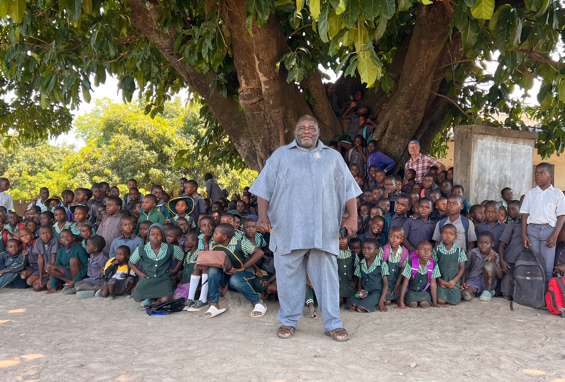 Schülerinnen und Schüler der Bota Primary School in Zimbabwe bei einem Besuch der Reisegruppe auf dem Schulgelände.