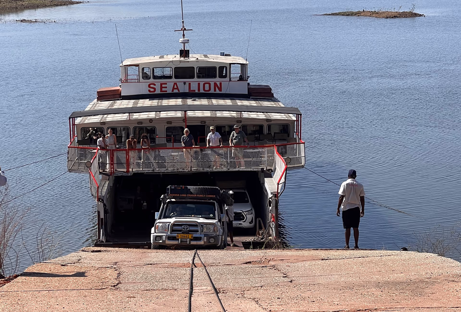 Fähre «Sea Lion» beim Ablegen am Karibasee in Zimbabwe, mit Fahrzeugen an Bord zu Beginn der Überfahrt.