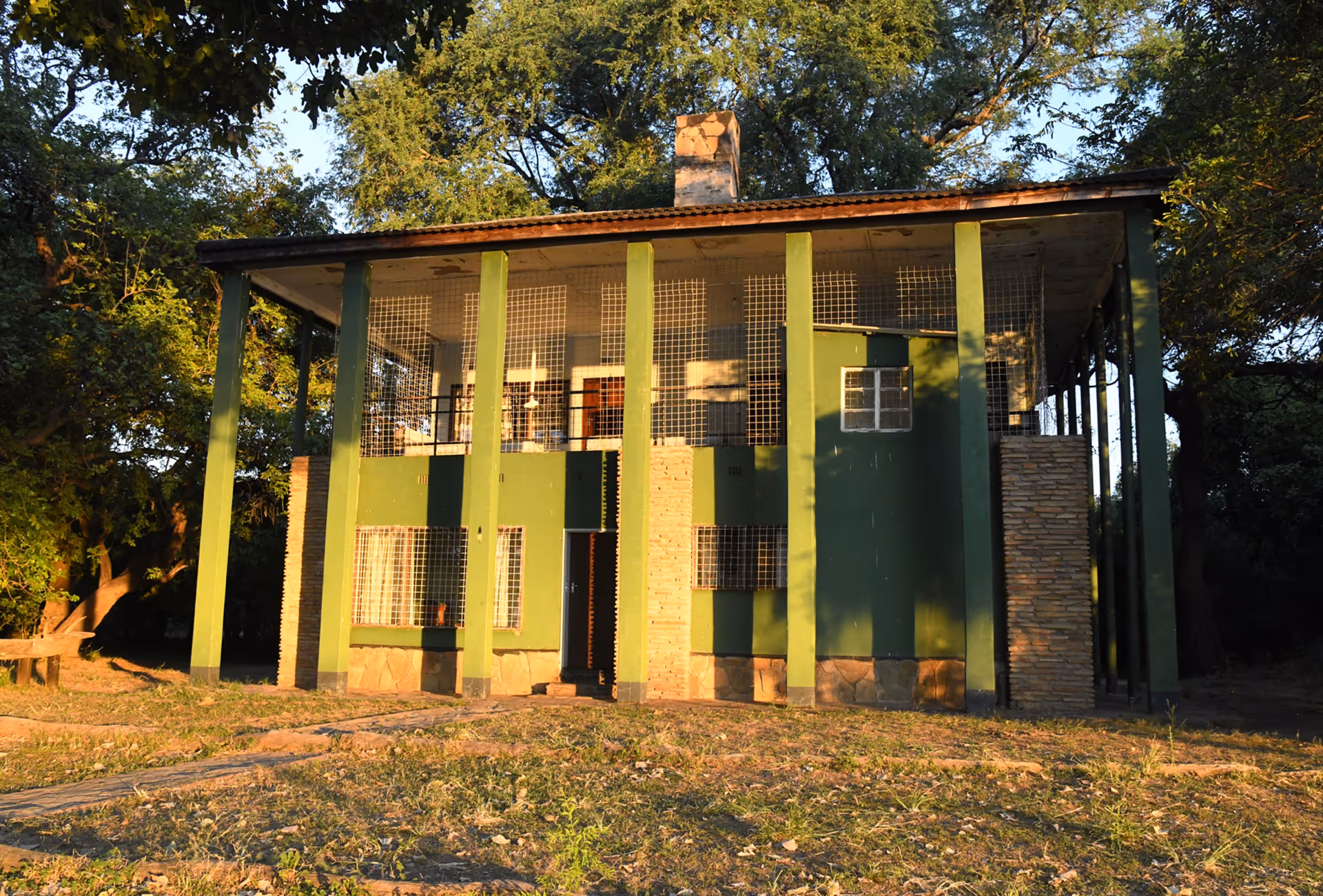 Lodge im Mana Pools Nationalpark in Zimbabwe, eingebettet in die Flusslandschaft des Sambesi.