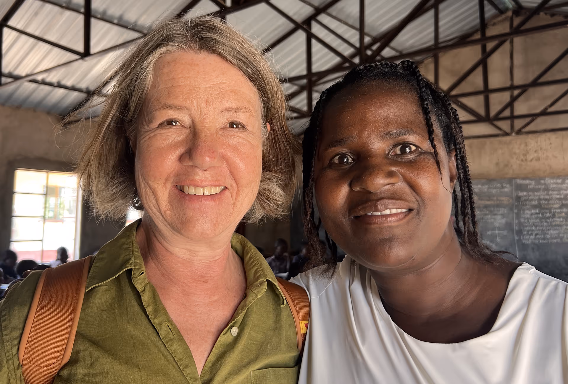 Porträt von Tina Ackermann, Autorin und Texterin, gemeinsam mit einer Frau in Zimbabwe.