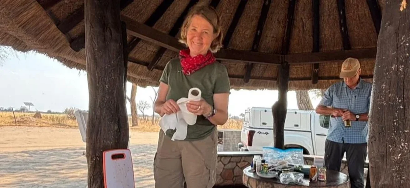 Porträt von Urs Allenspach, Arzt und Zimbabwe-Kenner, im Freien aufgenommen.