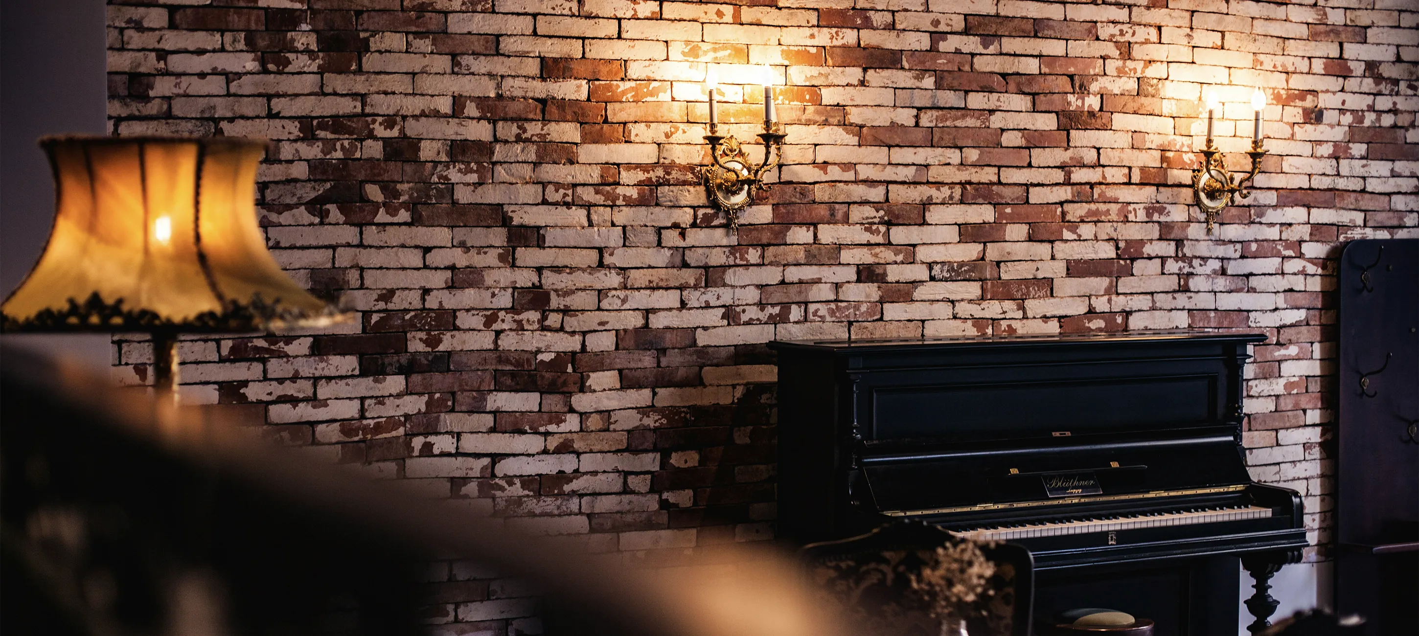 Kunstmatig licht, zoals wandarmaturen of staande lampen