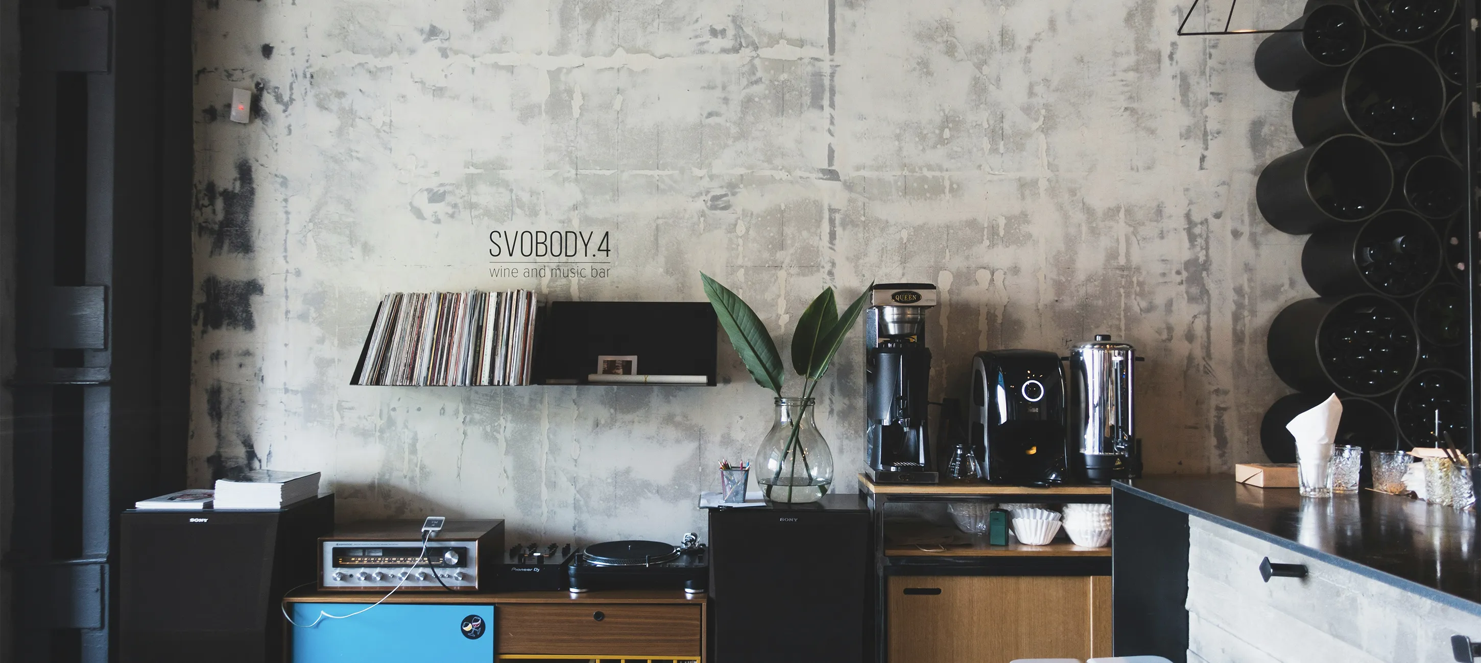 Betonnen muur in interieur