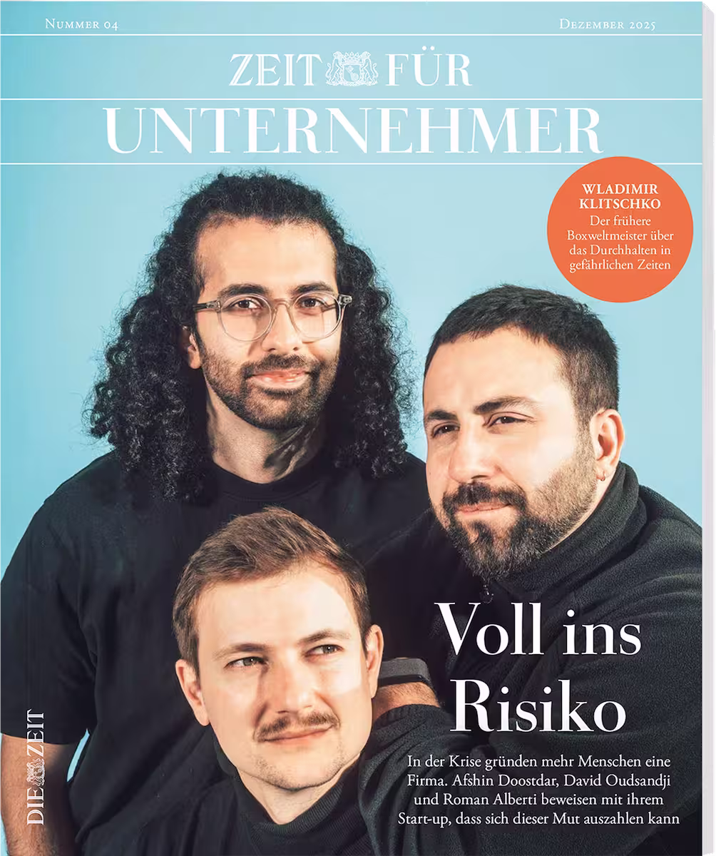 Cover der Zeitschrift Zeit für Unternehmer Nummer 04 Dezember 2025 mit Porträt von drei Männern vor blauem Hintergrund.