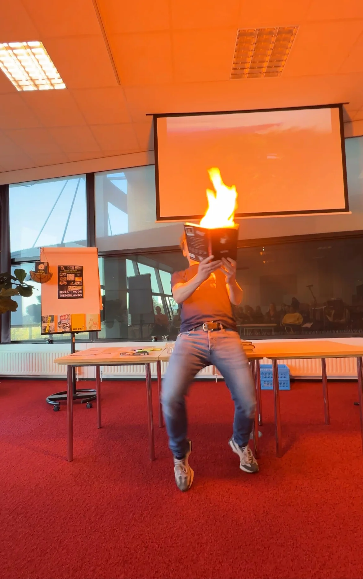 Steven Stavast met een brandend boek tijdens de inspiratiesessie