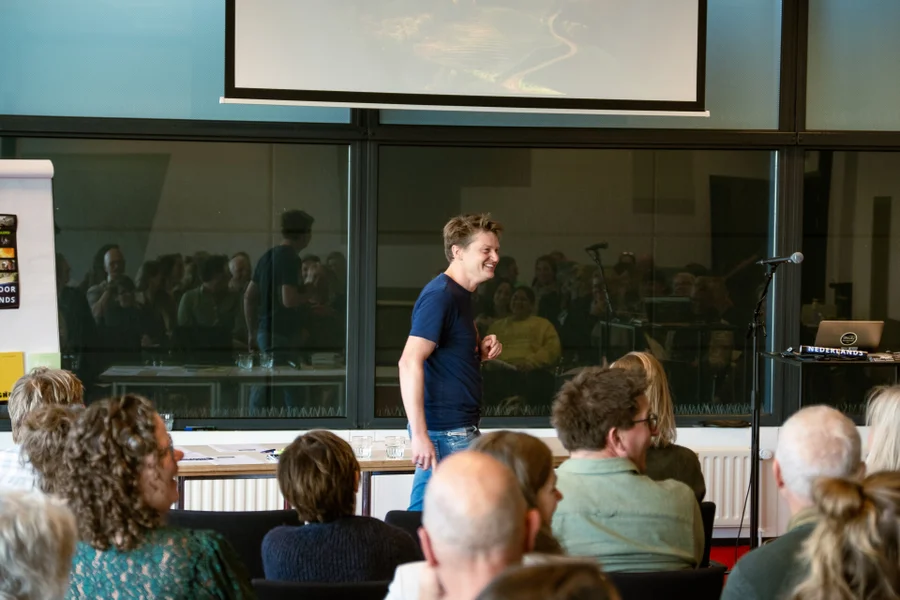 Steven Stavast tijdens een inspiratiesessie over leesplezier
