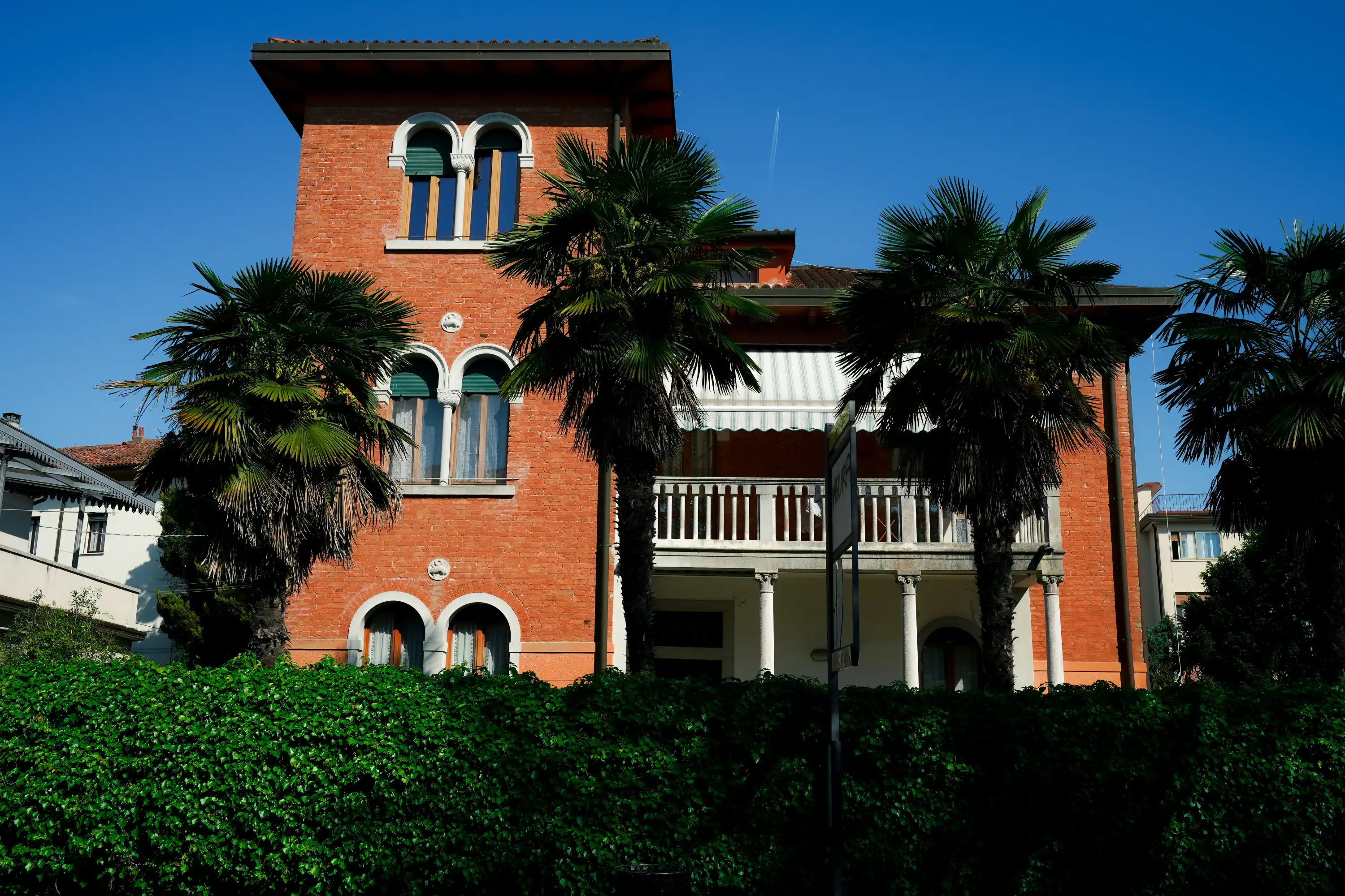 Find the top Airbnb investment loans. Compare DSCR loans, conventional mortgages, and private financing options to maximize your short-term rental profits.