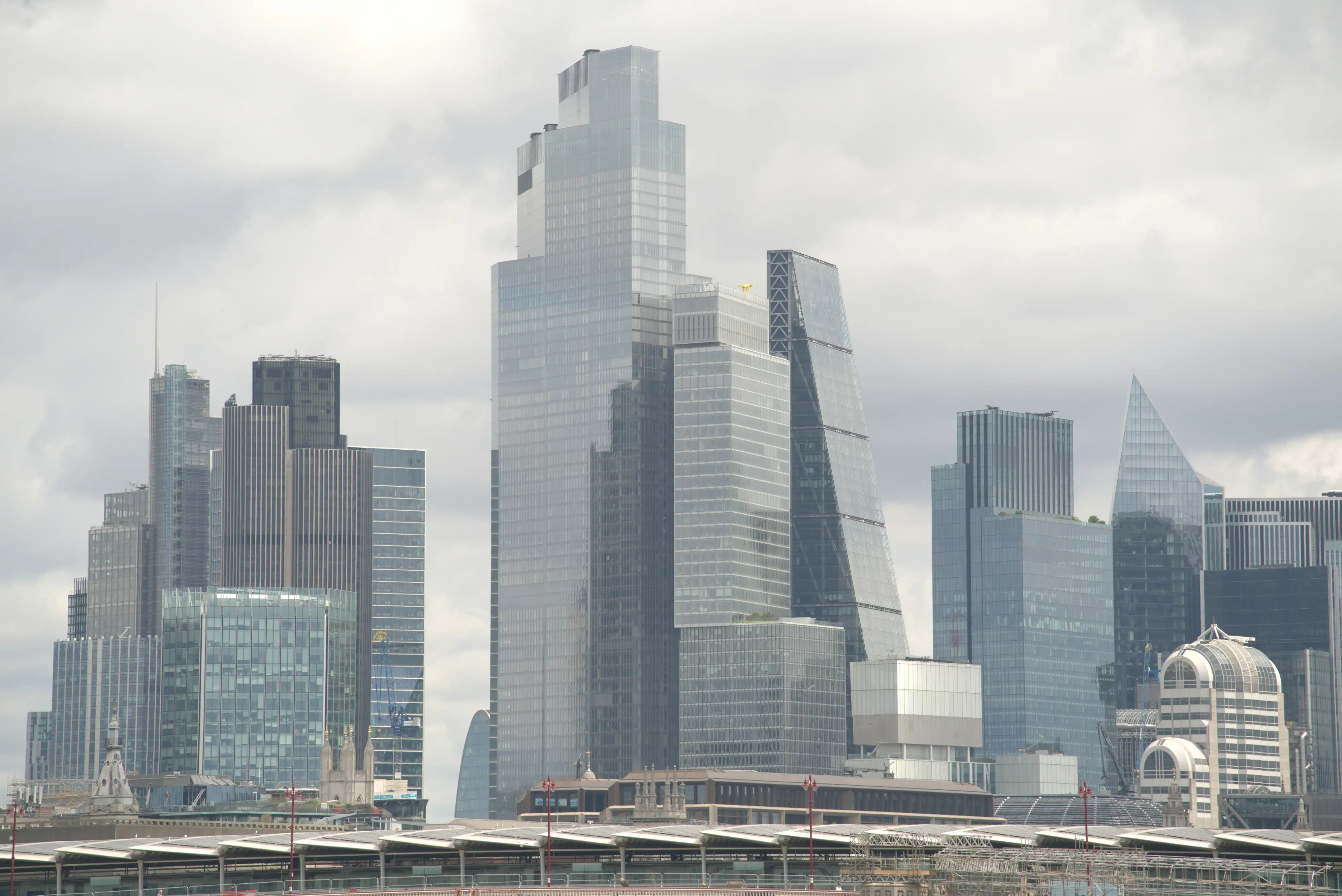 Compare online DSCR lenders vs traditional banks. See which fits your rental property strategy.