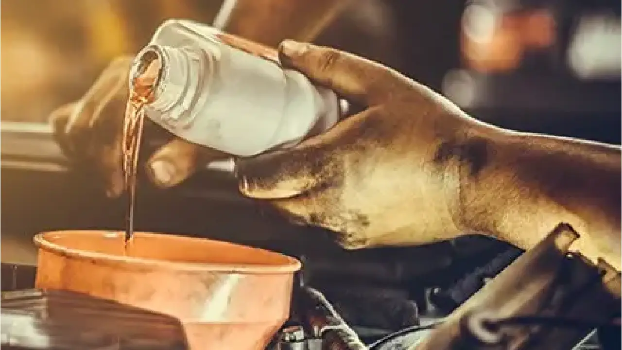 Hi-quality engine oil top-up for performance.