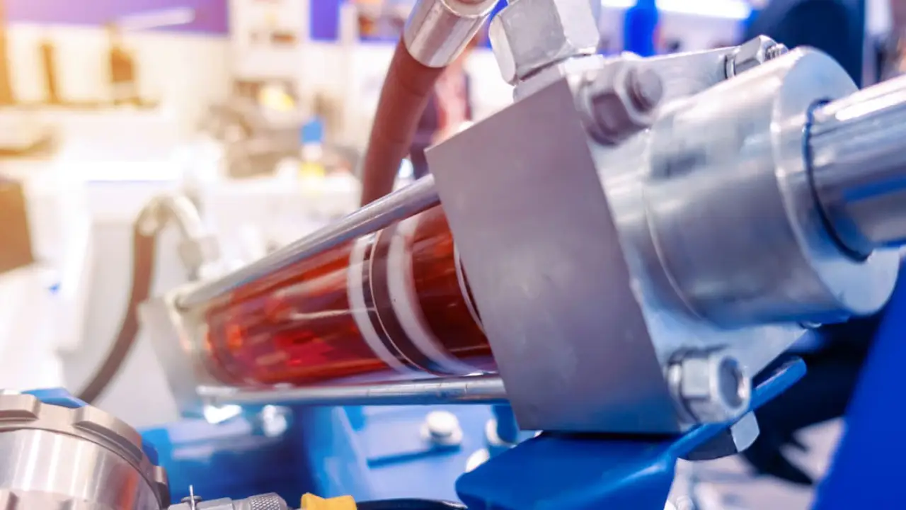 illustrates hydraulic 10w oil application and advantages for peak hydraulic system performance