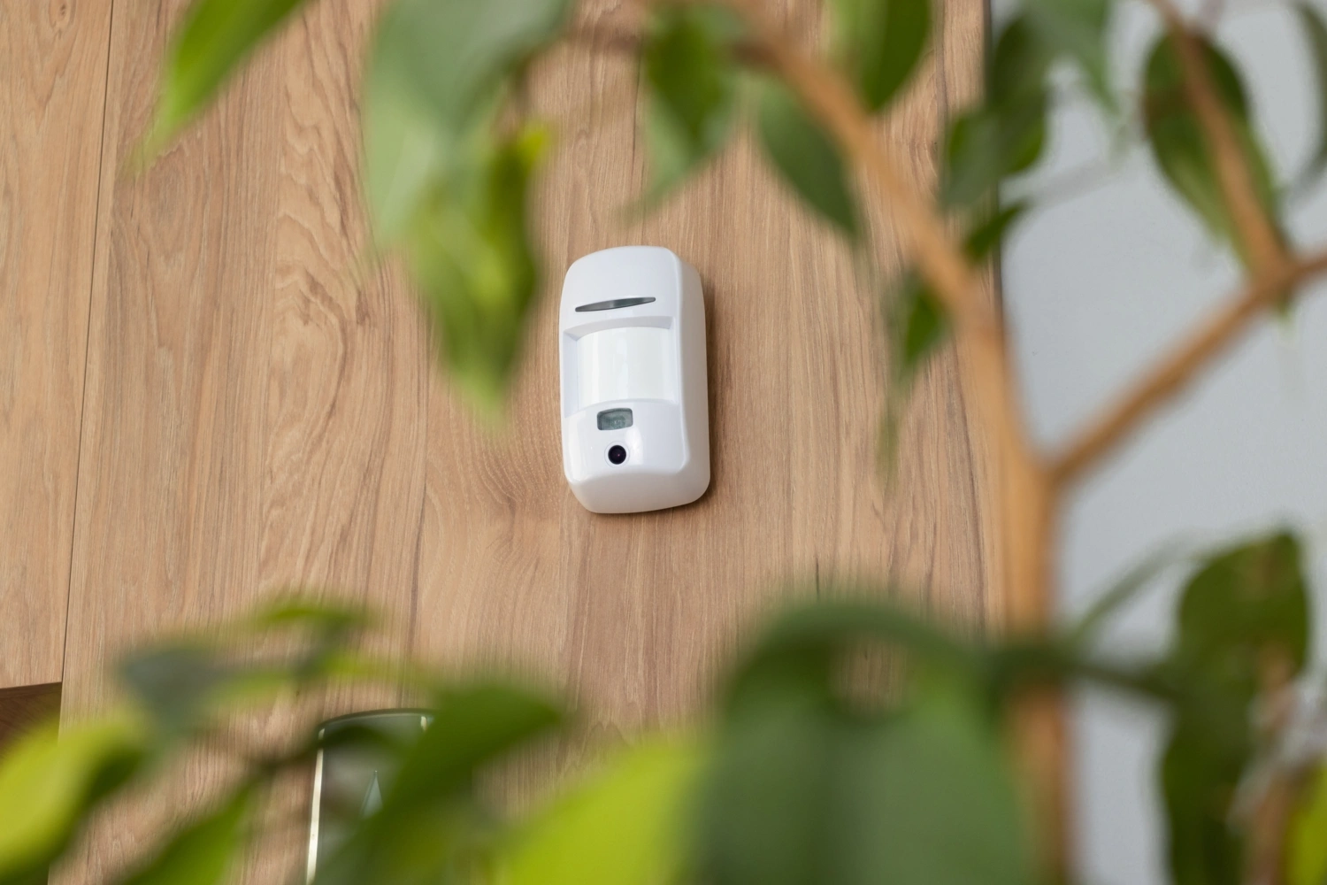 PIR sensor geplaatst tegen een houten oppervlak