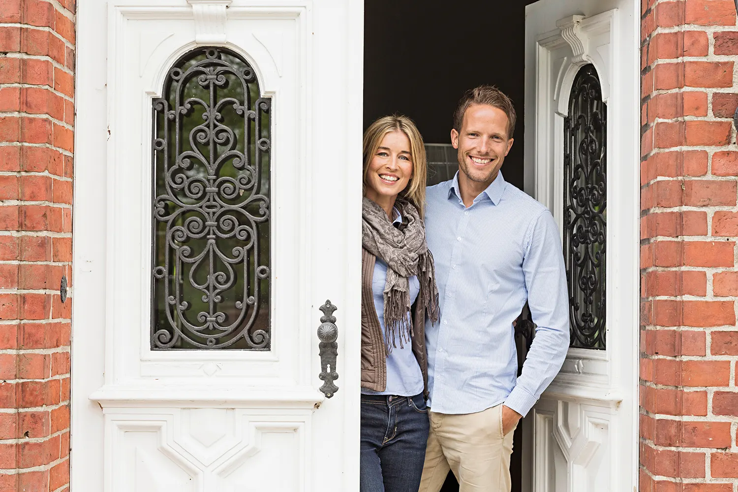 Een gelukkig koppel dat zich veilig voelt in hun huis