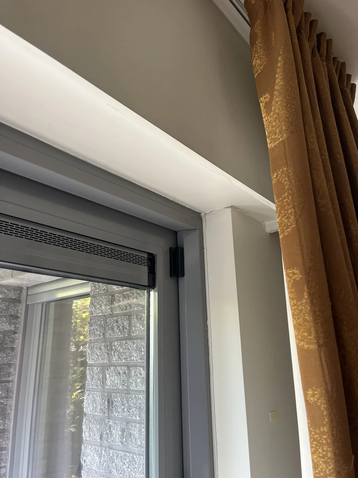 Magneetcontacten geplaatst in een huis voor extra beveiliging