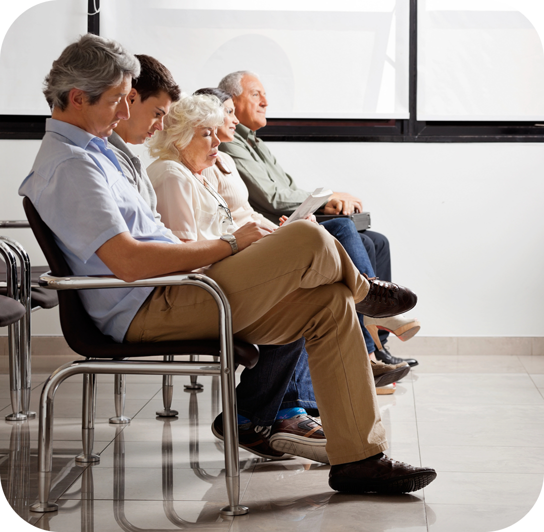 Salle d'attente engorgée de patients