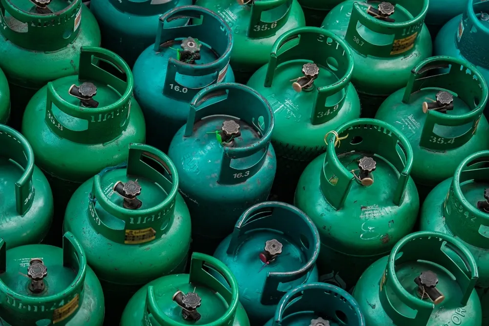 Plusieurs bouteilles de propane regroupées pour le stockage et l'approvisionnement en combustible.