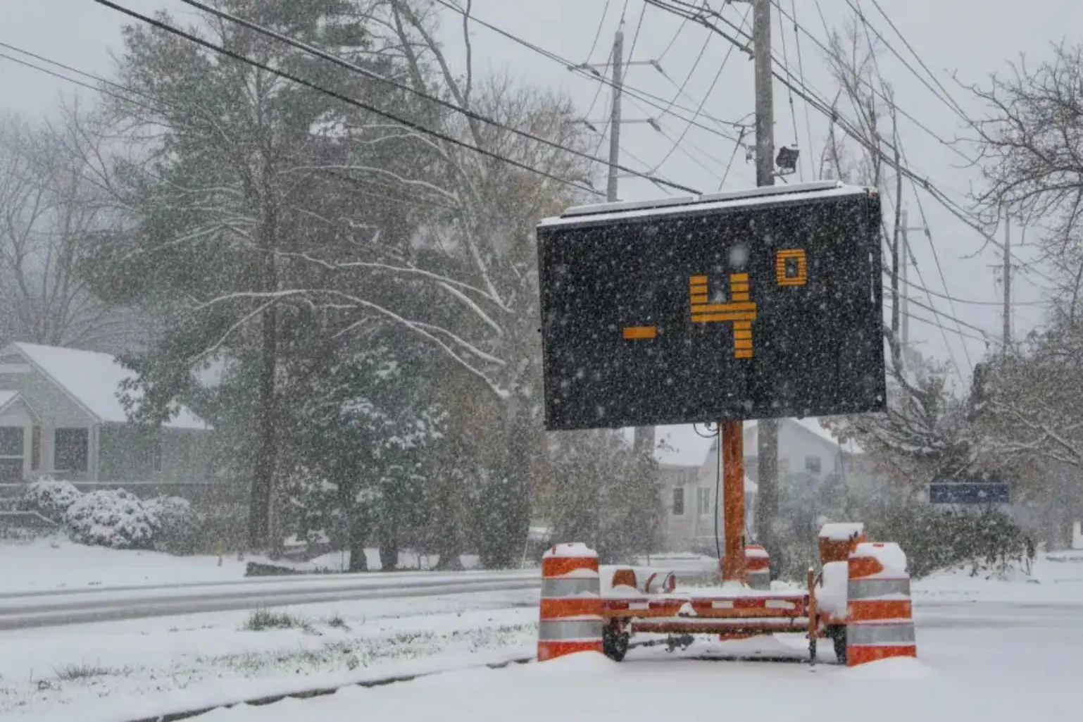 Panneau routier numérique portable fonctionnant dans des conditions hivernales enneigées.