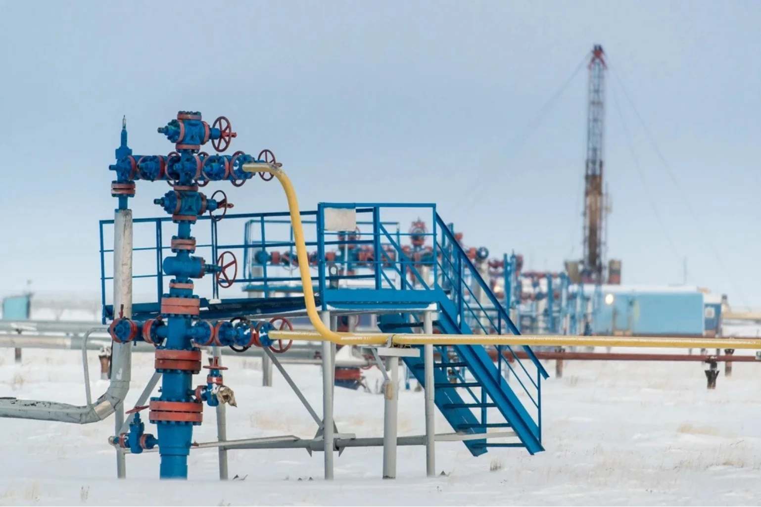 Équipement de tête de puits de pétrole et de gaz installé dans un site isolé et enneigé.