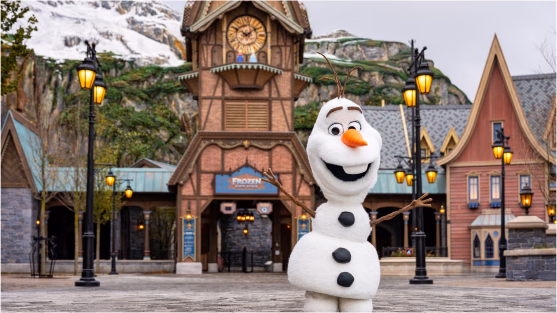 Le robot Olaf en balade dans World of Frozen à Disneyland Paris / © Walt Disney Imagineering