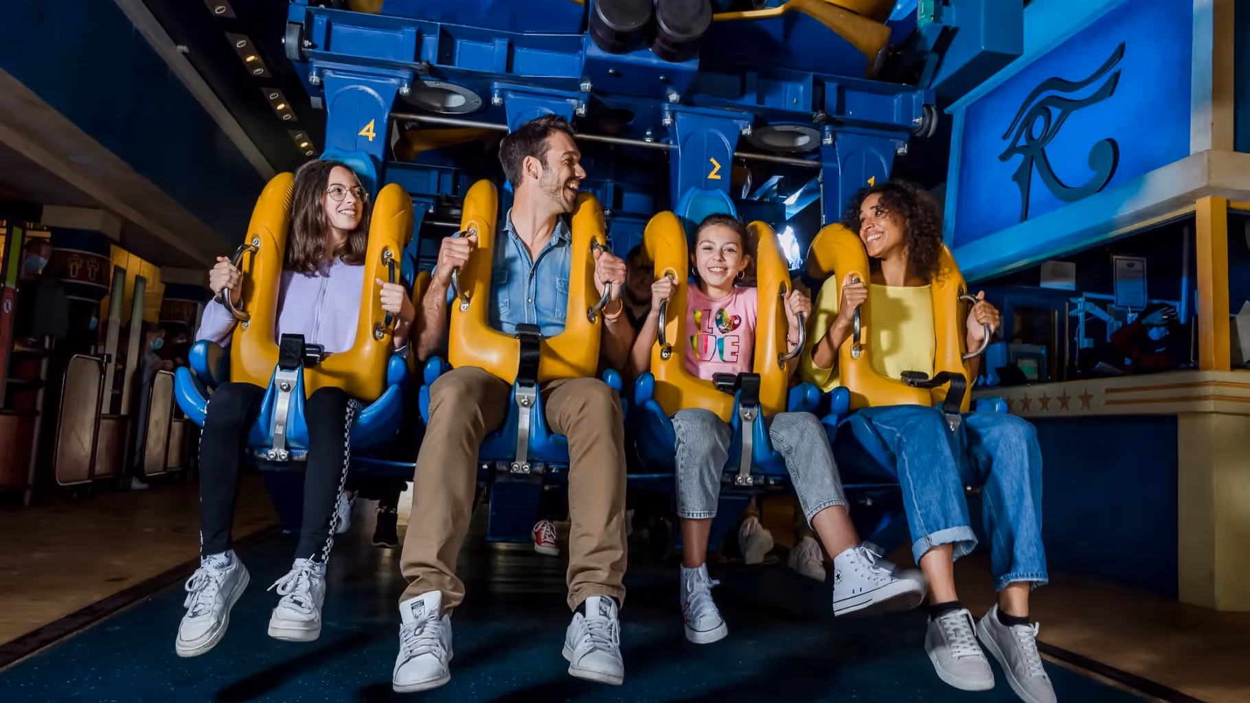 Embarquement de l'inverted coaster Oziris / © S.CAMBON