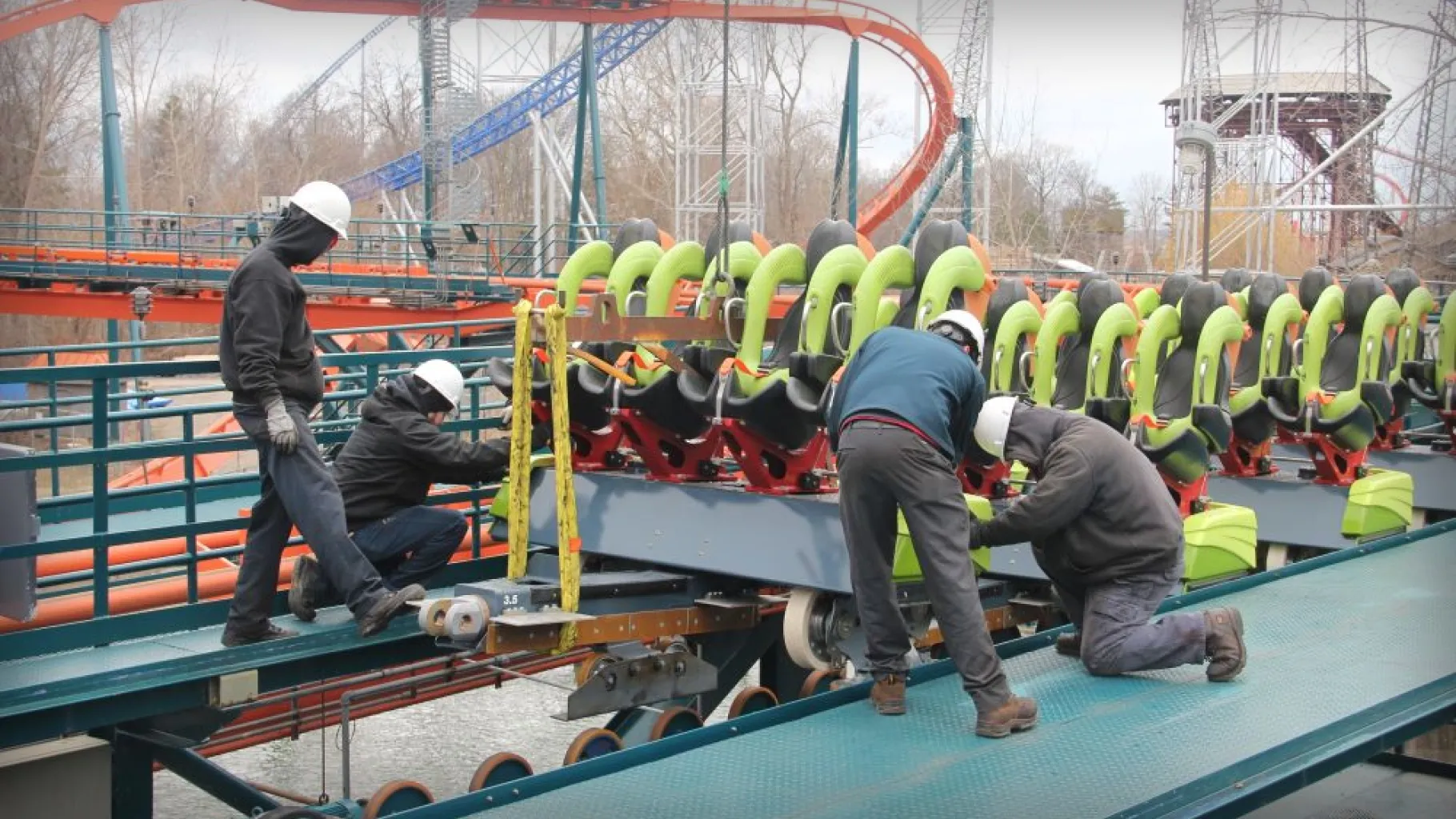 Techniciens effectuant la maintenance d’un train du coaster Rougarou à Cedar Point / © Cedar Point © Six Flags Entertainment Corporation
