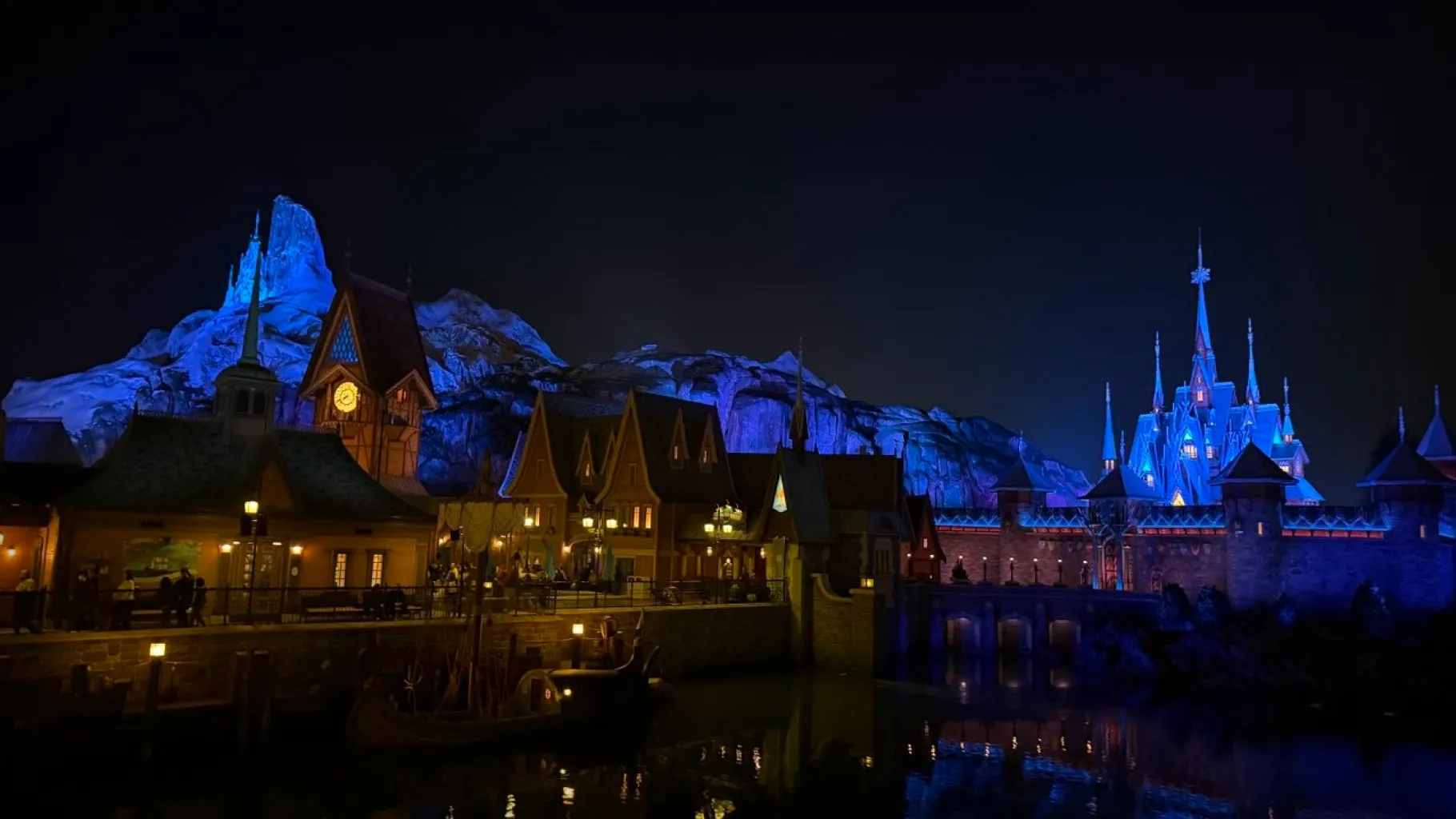 Vue de nuit de World of Frozen - Disney Adventure World / © Chronik