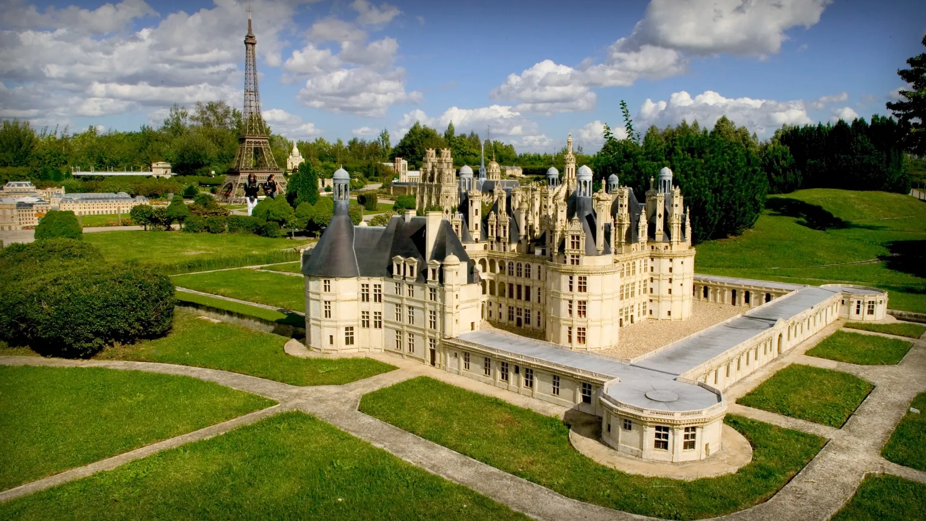Vue sur le château de Chambord et la Tour Eiffel à France Miniature / © France Miniature