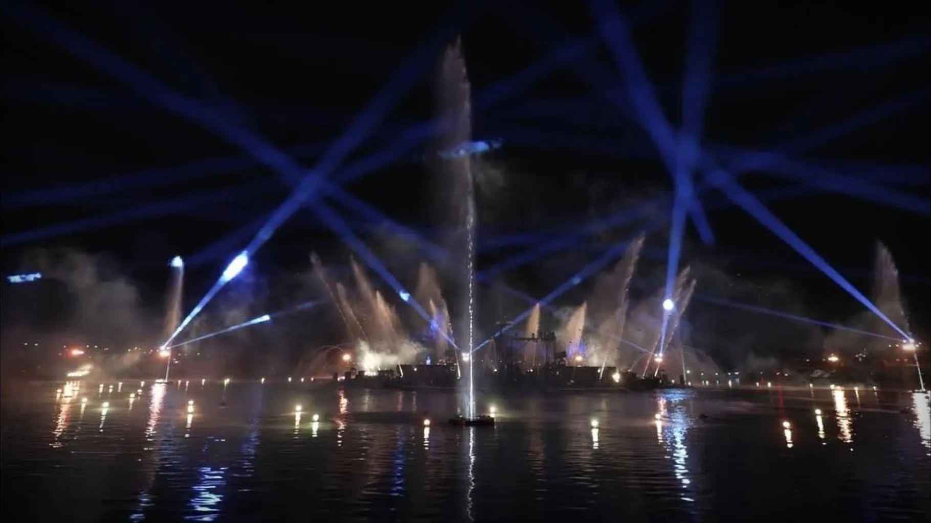 Spectacle nocturne Disney Cascade of Lights les plateformes flottantes AquaStage sur Adventure Bay / © Ben Spalding