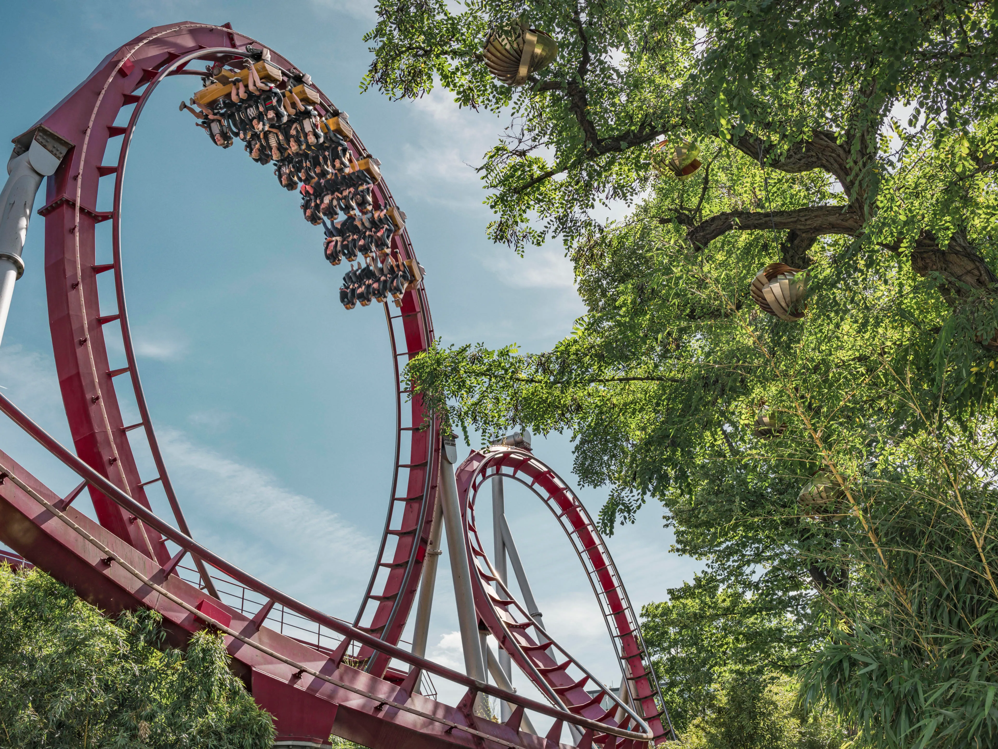 Passagers la tête en bas dans une inversion de Dæmonen à Tivoli
