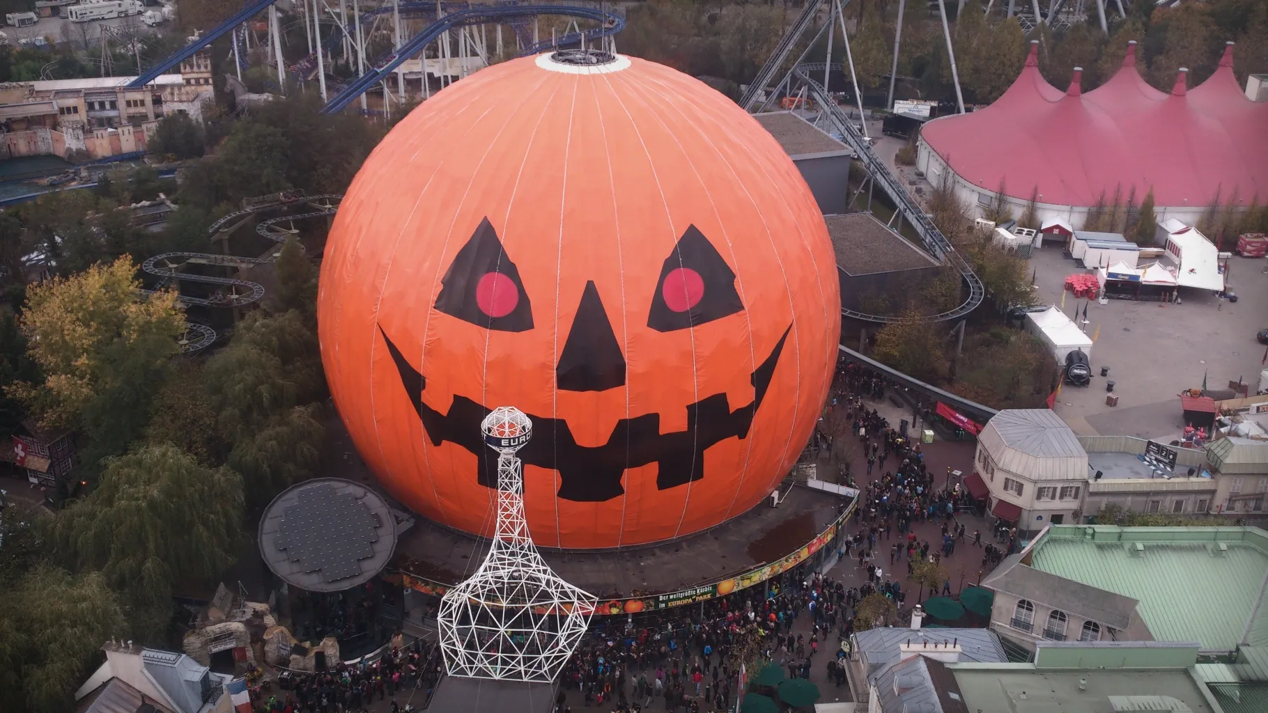Le dôme de l’ancien Eurosat décoré en citrouille géante pour Halloween à Europa-Park / © Coaster J