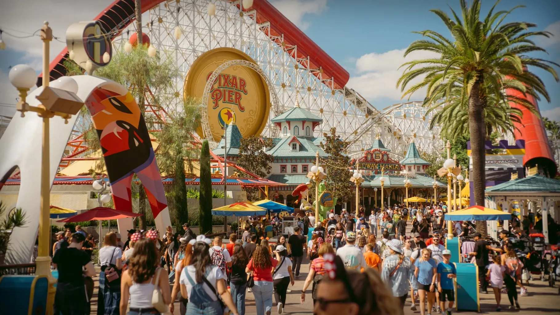 Visiteurs se baladant à Disney Calfornia Adventure / © Jakob Owens