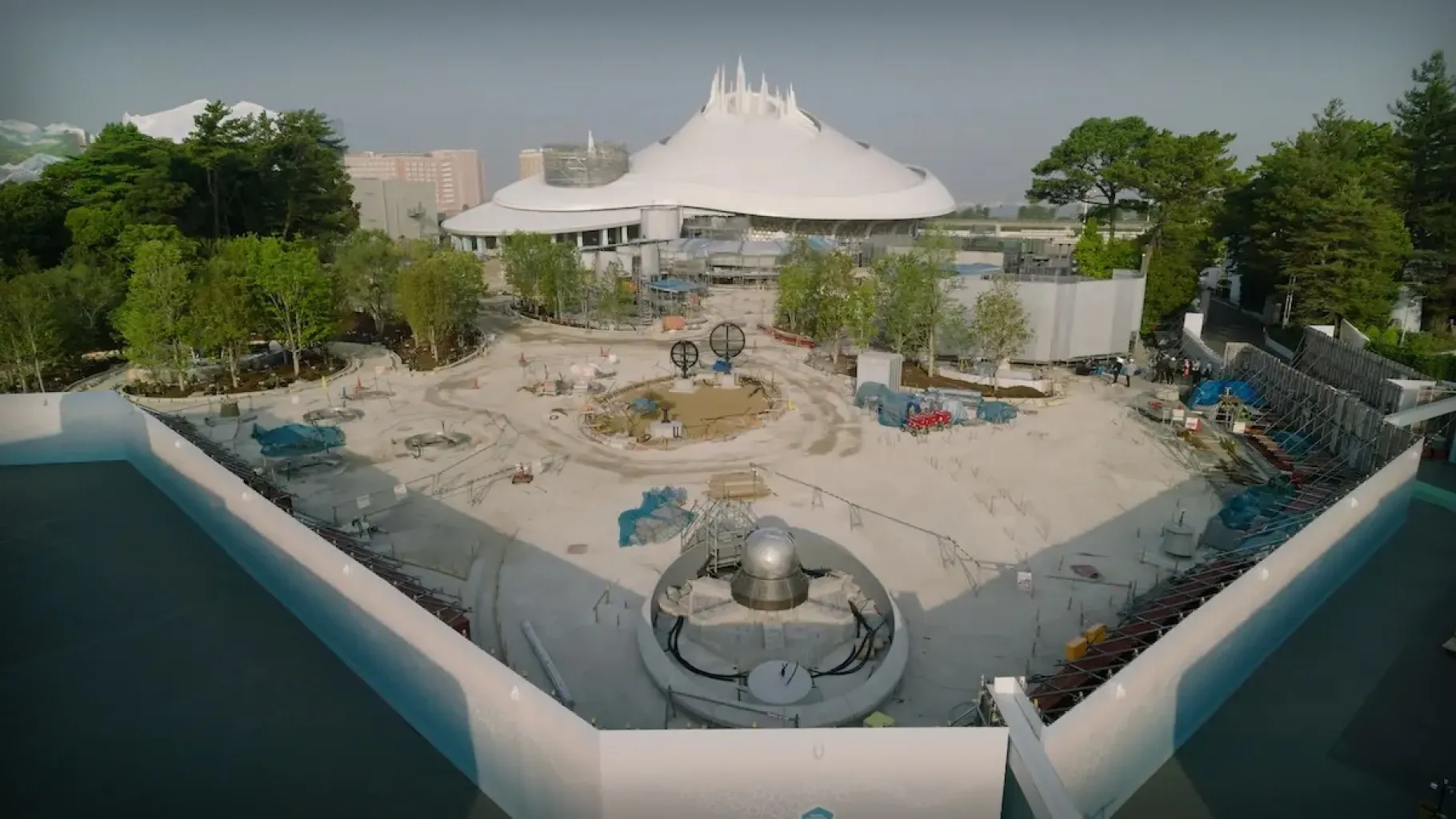 Photographie du chantier de Tomorrowland Plaza à Tokyo Disneyland / © Tokyo Disneyland