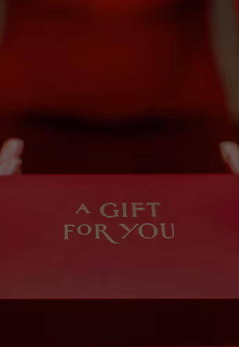 Caixa de presente vermelha com o texto dourado 'A GIFT FOR YOU' ao centro.
