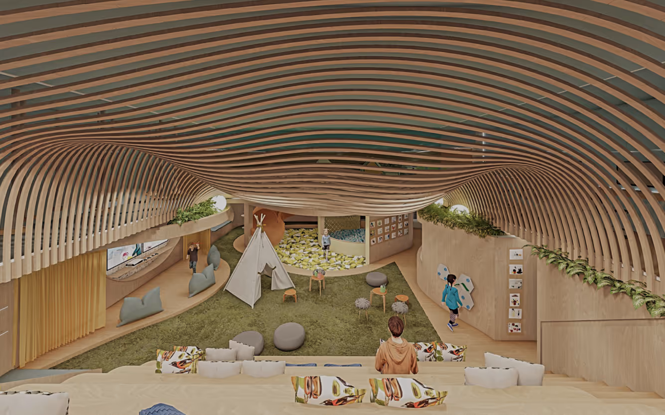 Espaço interno moderno para crianças com teto curvo de ripas de madeira, área de recreação com tapete verde, tenda branca, pufes e plantas decorativas.