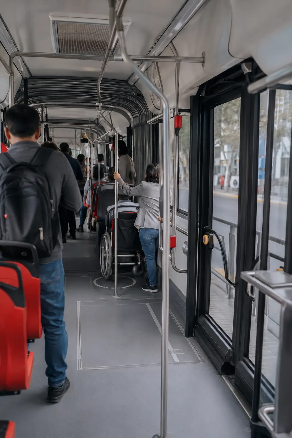 Interior accesible de una unidad articulada de transporte público