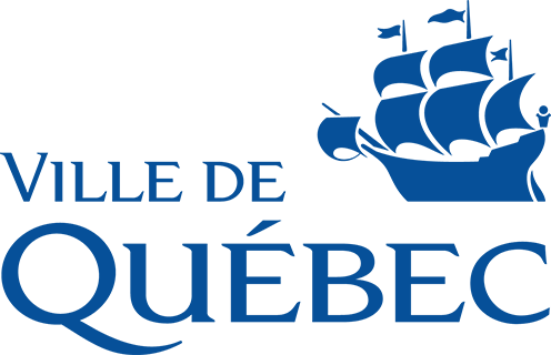 Vue aérienne de la ville de Québec montrant le fleuve Saint-Laurent et le Vieux-Québec historique avec ses bâtiments.