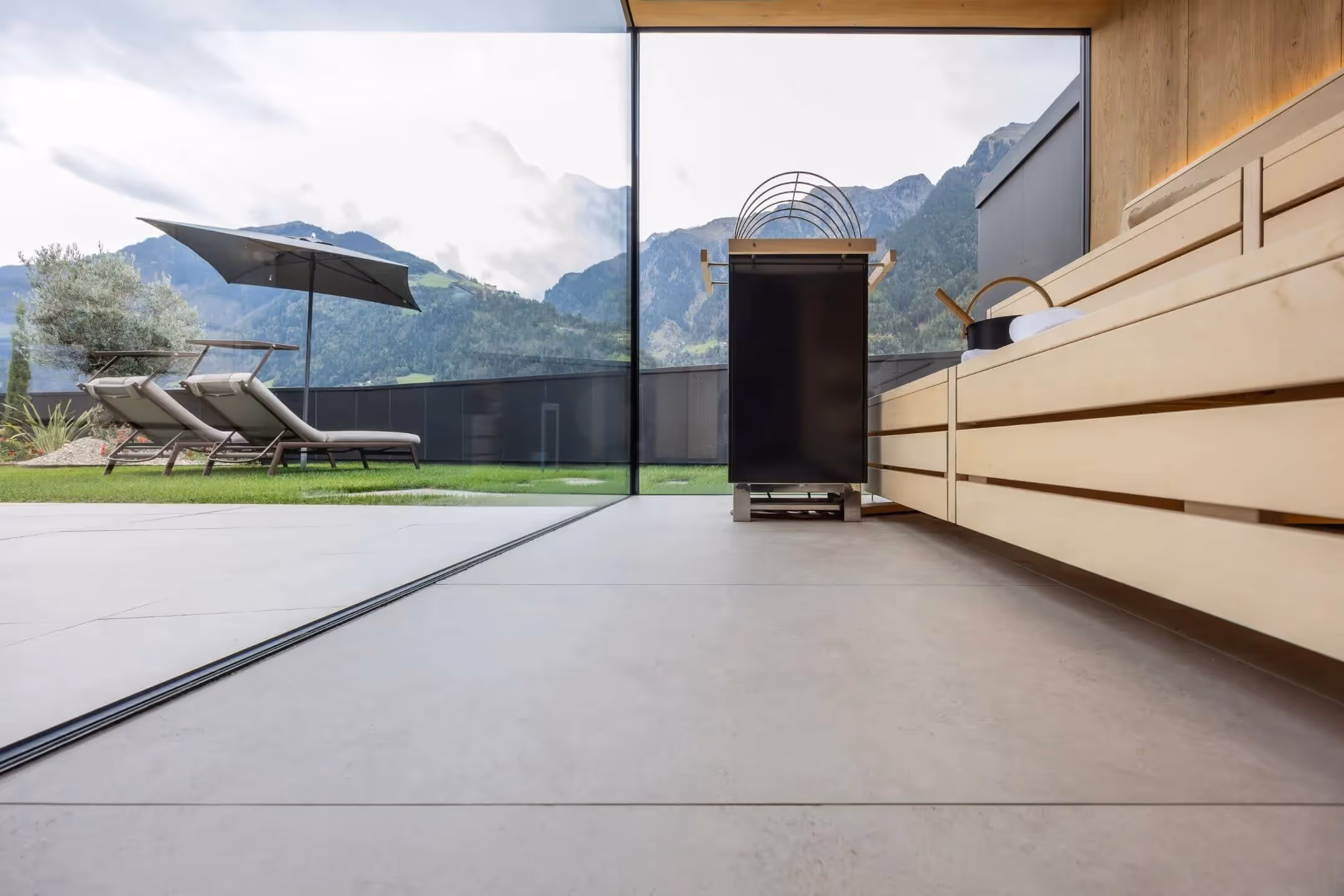 Außenbereich mit rutschfesten Terrassenfliesen und Bergblick