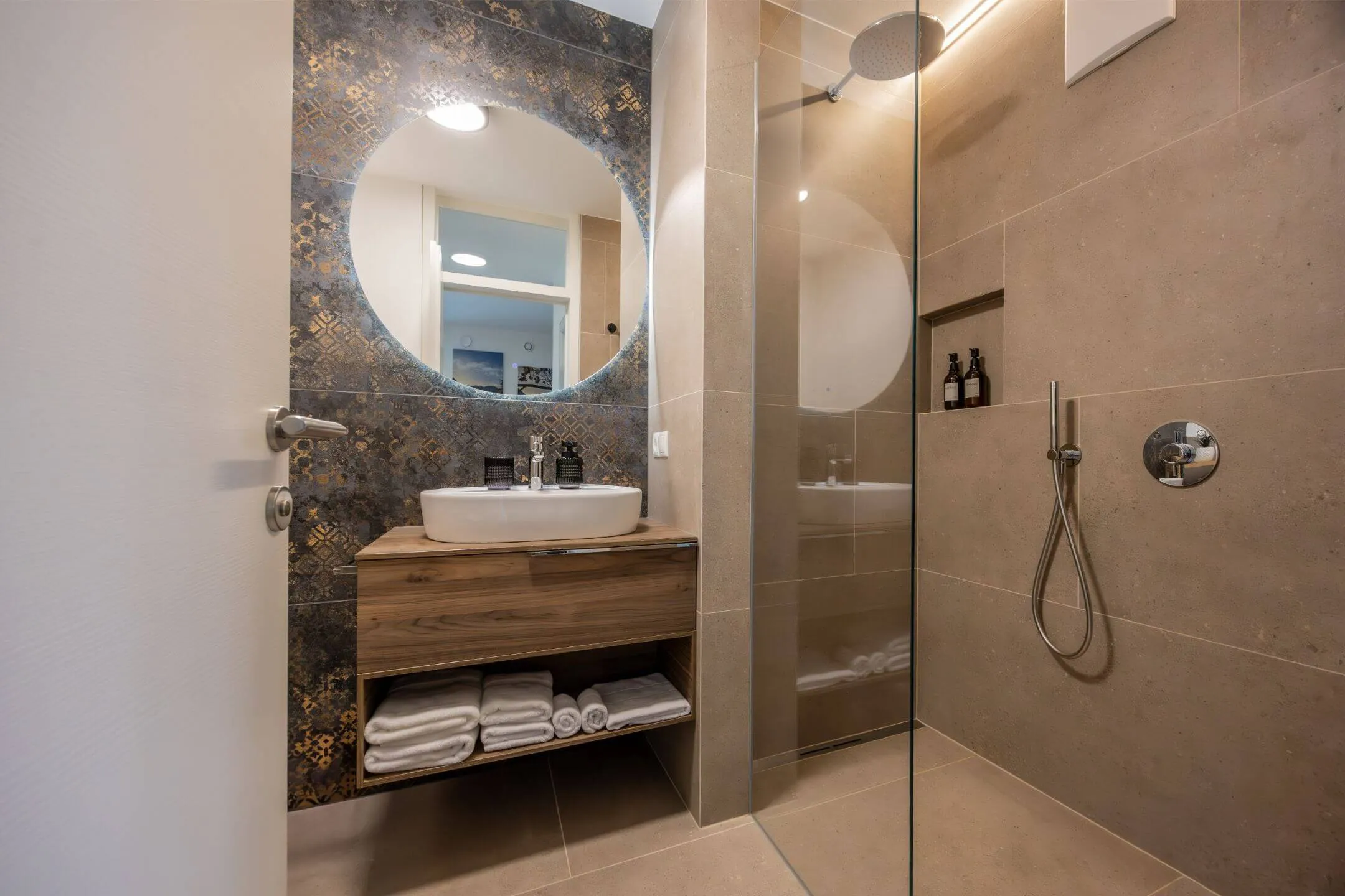 Duschbereich mit großformatigen Fliesen und klaren Linien