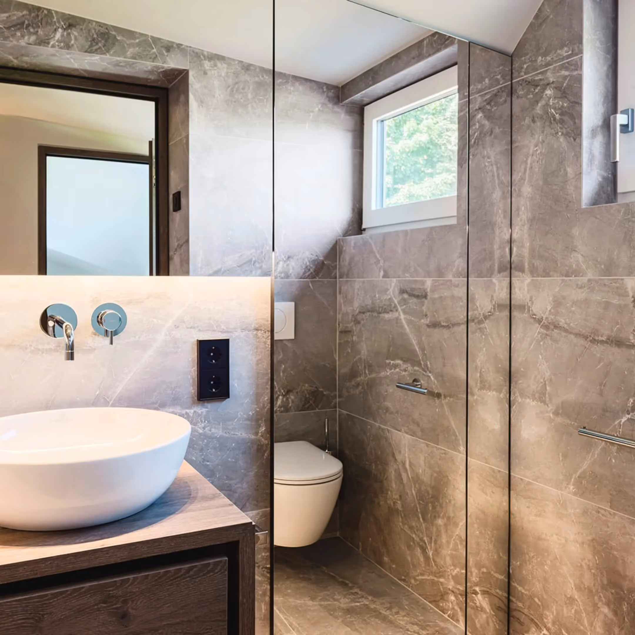 Dusche mit fugenarmen Wandfliesen in ruhiger Farbgebung