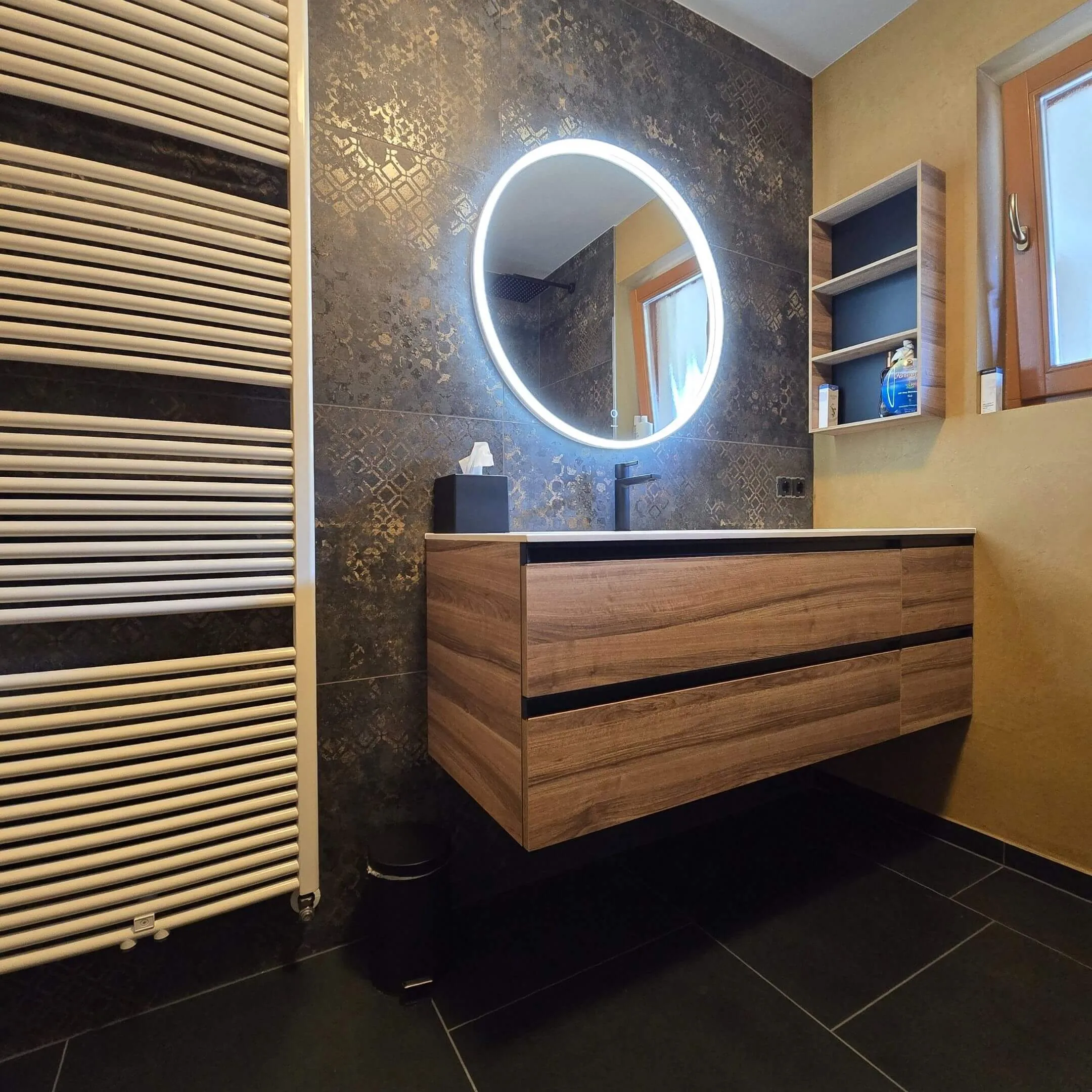 Badezimmer mit Fliesen in Steinoptik und freistehendem Waschtisch