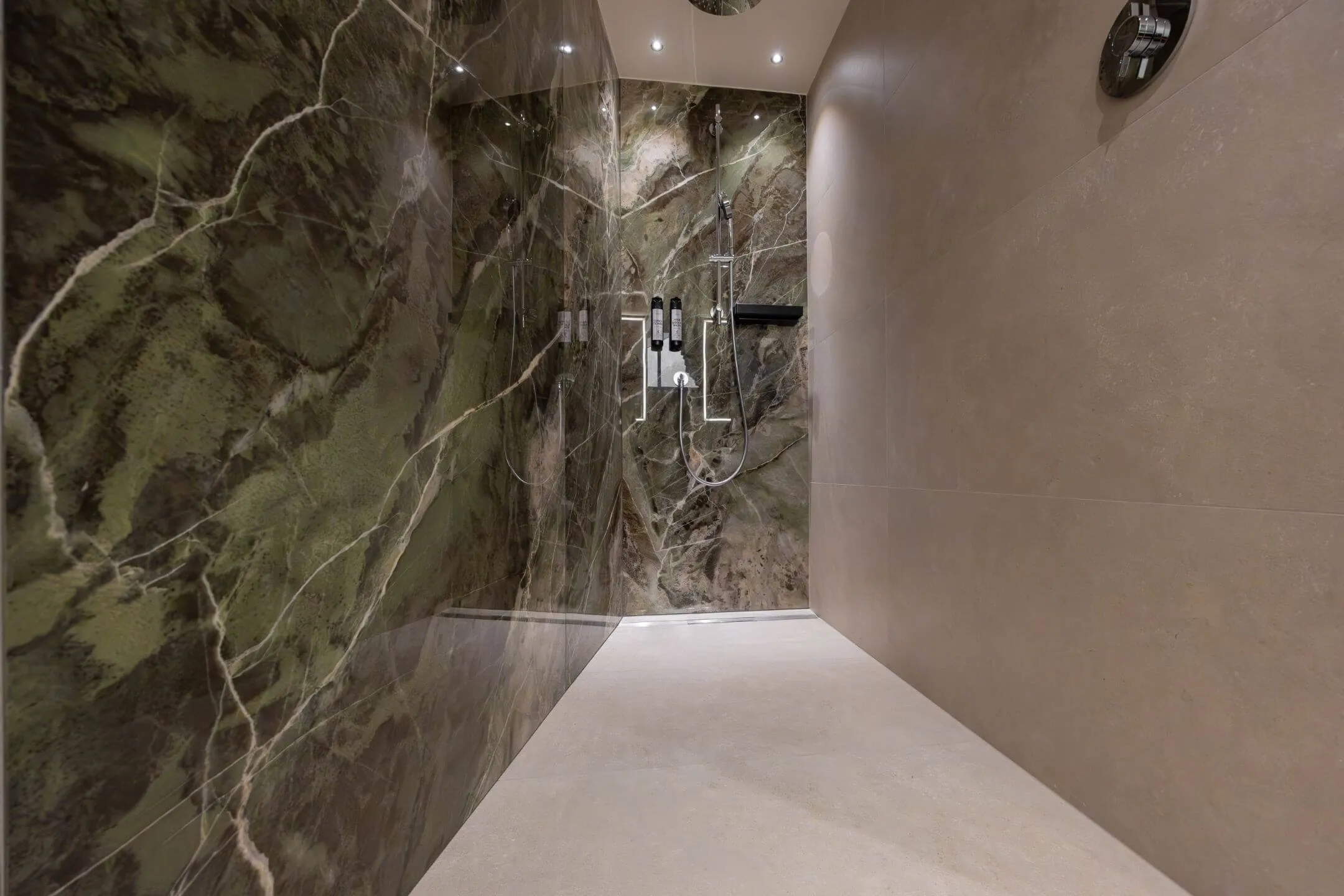 Detailaufnahme von Wandfliesen mit natürlicher Steinstruktur